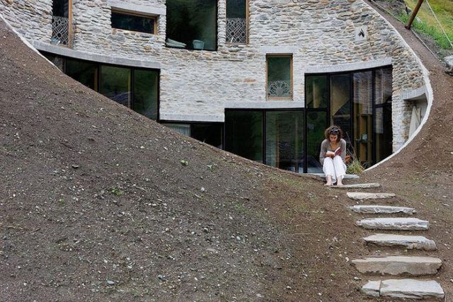 Cool Underground House on a Hill (26 pics)