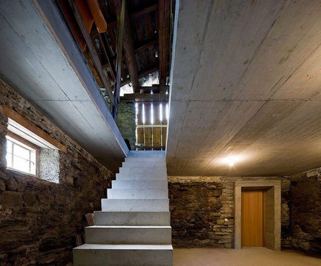 Cool Underground House on a Hill (26 pics)