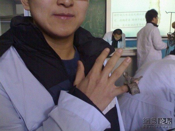 "Funny" Entertainment of Medical Students from China (17 pics)