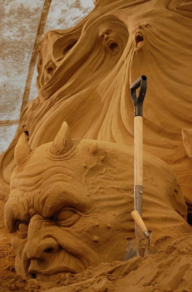 Stunning Sand Sculpture (16 pics)