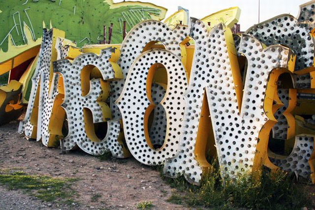 Las Vegas Neon Museum Created to Inspire Artists and Students (16 pics)
