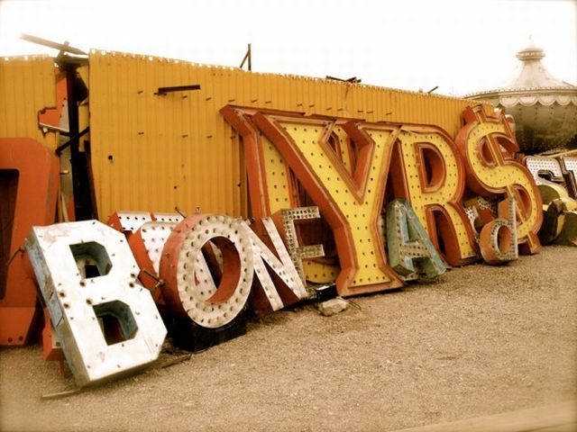 Las Vegas Neon Museum Created to Inspire Artists and Students (16 pics)