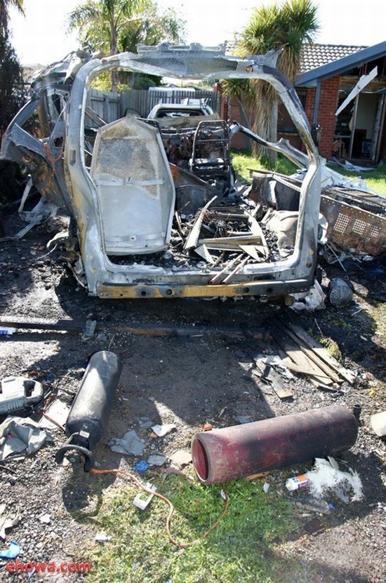 Result of Acetylene Bottle Explosion in a Car! (10 pics)