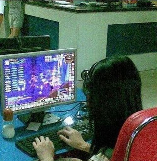 Chinese Gamer Girl (3 pics)