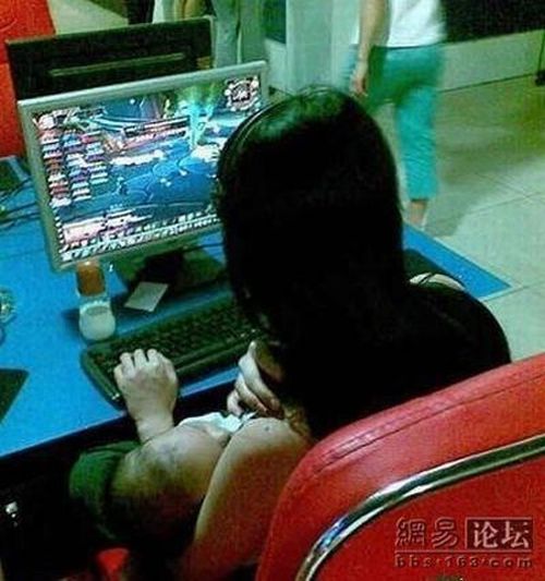 Chinese Gamer Girl (3 pics)