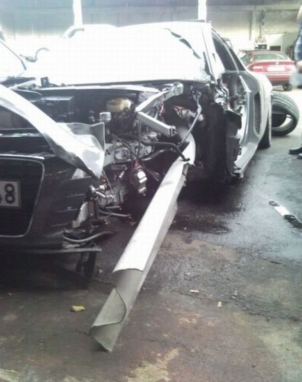 Audi R8 Was Pierced Through Like a Meat with a Fork (8 pics)