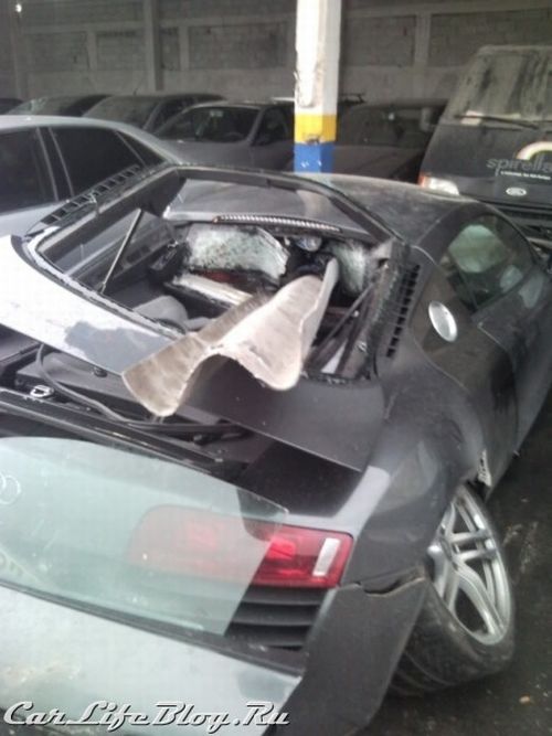 Audi R8 Was Pierced Through Like a Meat with a Fork (8 pics)
