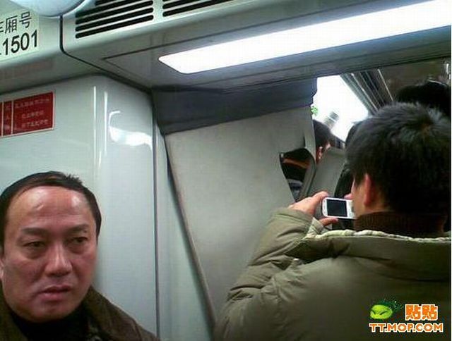 Accident in Shanghai Metro (17 pics)