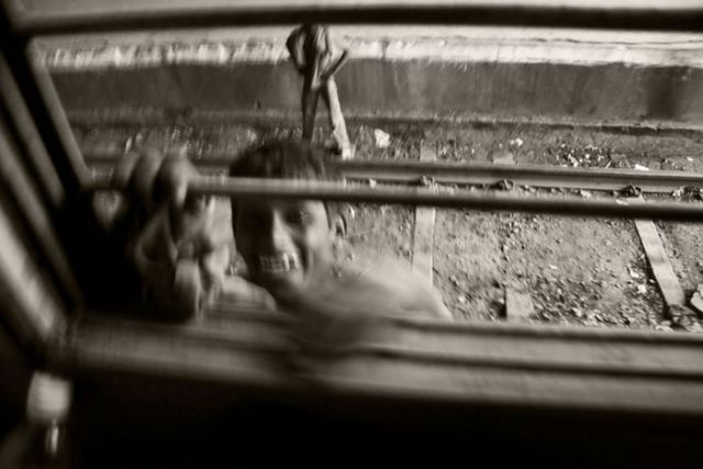 Indian Kids Begging in Trains (22 pics)