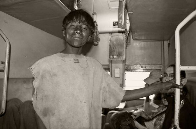 Indian Kids Begging in Trains (22 pics)