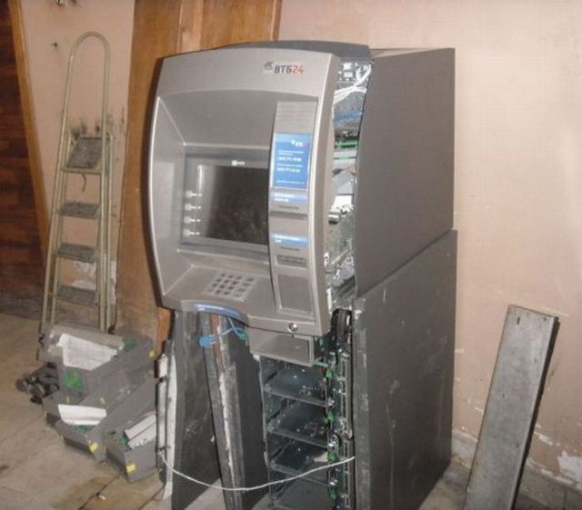 Russian Robbed ATM Machine (7 pics)