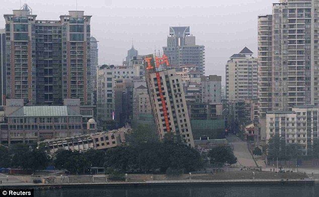 Chinese Failed Demolition Creates the Leaning Tower of Liuzhou! (6 pics + 1 video)