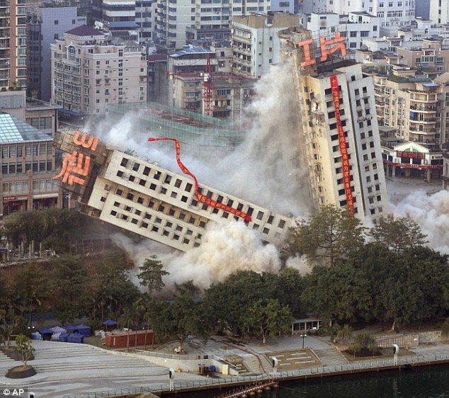 Chinese Failed Demolition Creates the Leaning Tower of Liuzhou! (6 pics + 1 video)