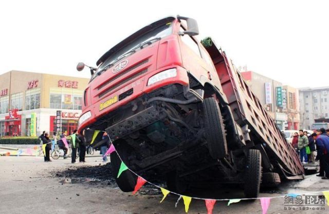 Incident on a Chinese Road (7 pics)