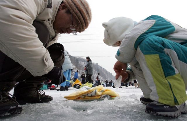 Ice Fishing Festival in South Korea (14 pics)