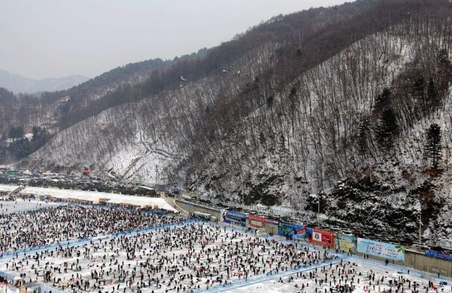 Ice Fishing Festival in South Korea (14 pics)