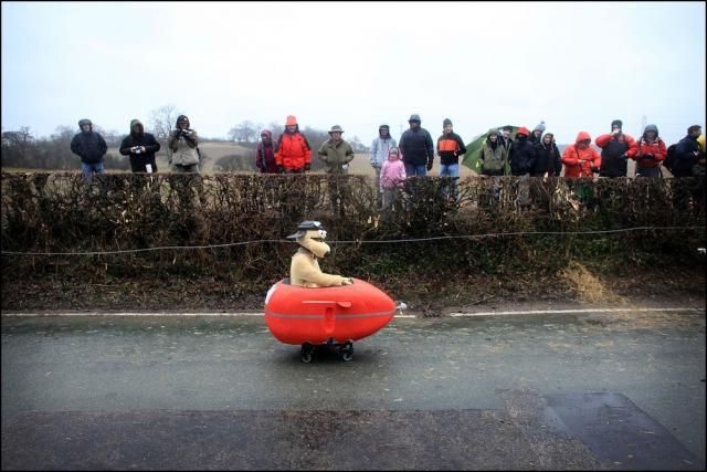 Funny Race in Staffordshire Village (15 pics)