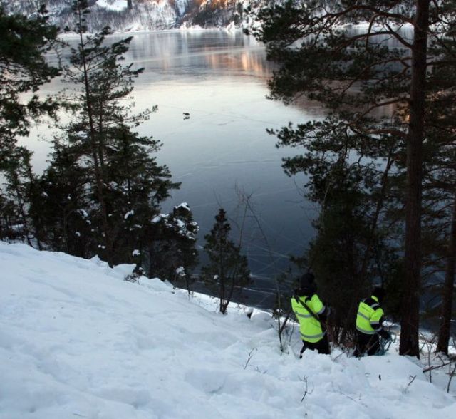 Rescuing 2 Deer Stuck on a Frozen Lake (10 pics)