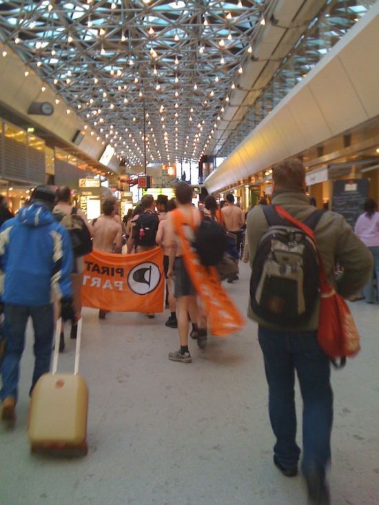 Flashmob-Like Actions in German Airports (34 pics)