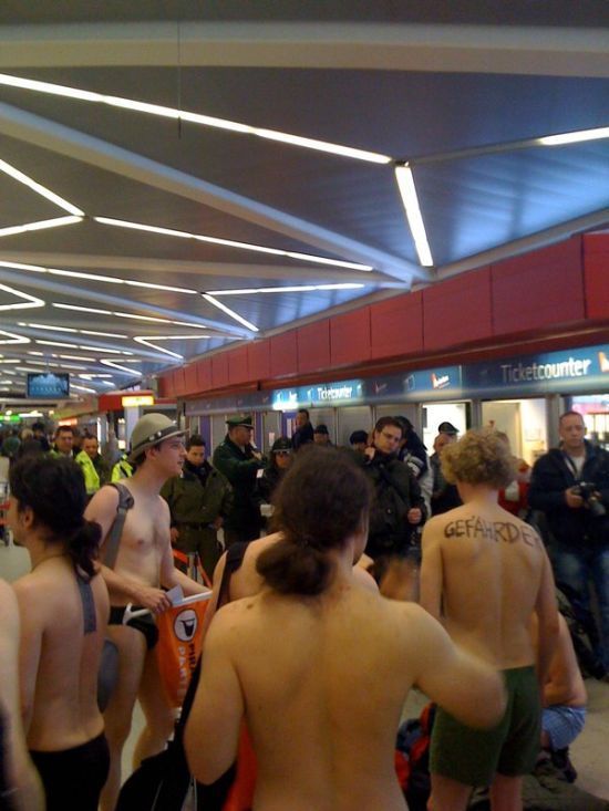 Flashmob-Like Actions in German Airports (34 pics)