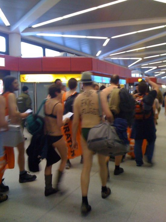 Flashmob-Like Actions in German Airports (34 pics)