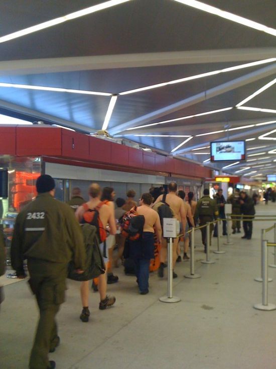 Flashmob-Like Actions in German Airports (34 pics)