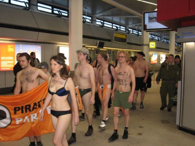 Flashmob-Like Actions in German Airports (34 pics)