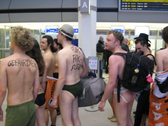 Flashmob-Like Actions in German Airports (34 pics)