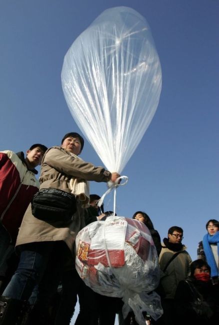 Sending Air Balloons to North Korea (11 pics)