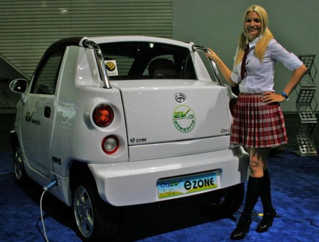 Girls at the 2010 Detroit Auto Show! (25 pics)