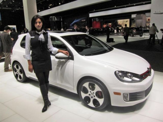 Girls at the 2010 Detroit Auto Show! (25 pics)