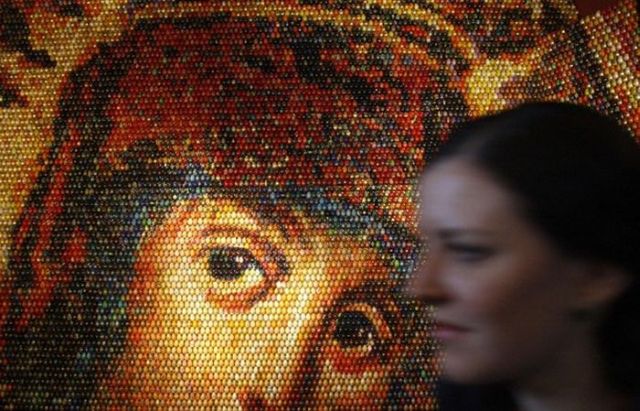 Virgin Mary Mosaic Made from 15,000 Easter Eggs (4 pics)