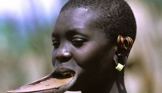 People of the Mursi Tribe in Ethiopia (14 pics)