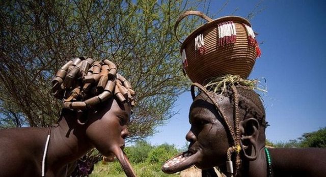 People of the Mursi Tribe in Ethiopia (14 pics)