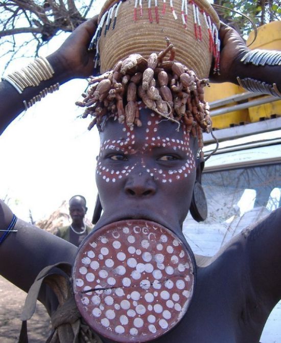 People of the Mursi Tribe in Ethiopia (14 pics)