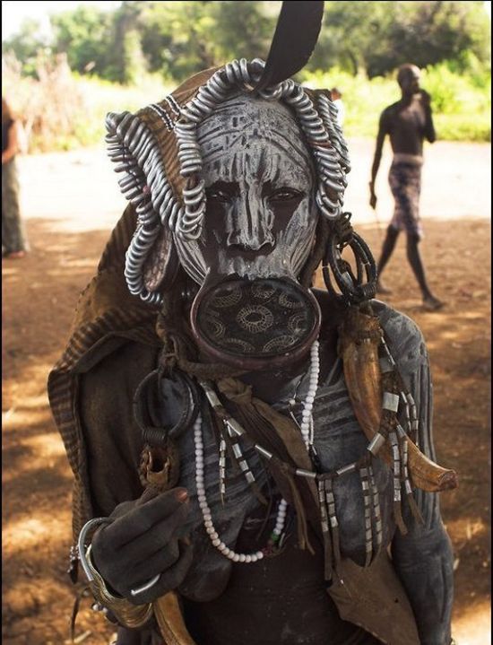 People of the Mursi Tribe in Ethiopia (14 pics)