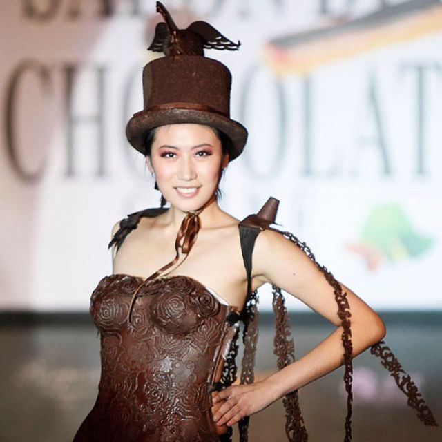 Edible Chocolate Fashion (18 pics)