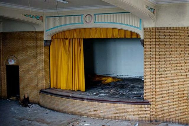 No Glamour but Dumped Theatres (36 pics)