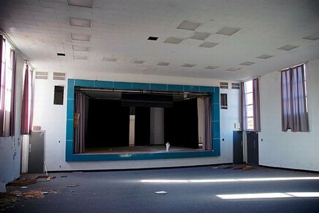 No Glamour but Dumped Theatres (36 pics)
