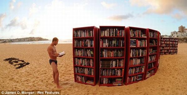 Library on the Beach (7 pics)