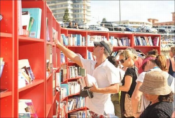 Library on the Beach (7 pics)