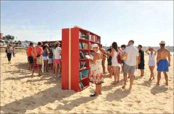 Library on the Beach (7 pics)