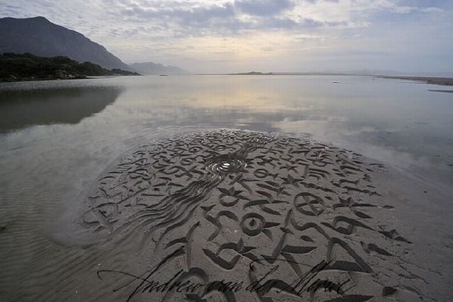 Beautiful Calligraphy Art on the Sand (32 pics)