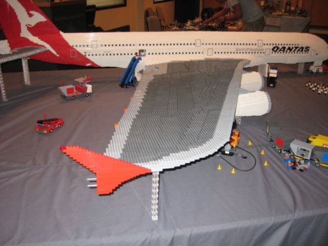 Lego Landing (19 pics)