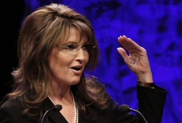 Sarah Palin Using a Cheat Sheet :) (6 pics)