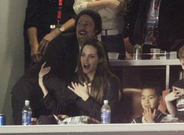 Jolie and Pitt Were Kissing on a Stadium. I Guess Rumors about Their Separation Are Just Rumors (5 pics)