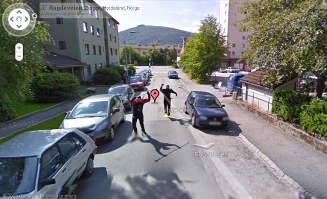 Norwegian Scuba Divers Having Fun on Google Street View (14 pics)