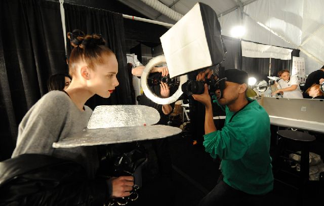 Behind the Scenes of a Fashion Week (30 pics)