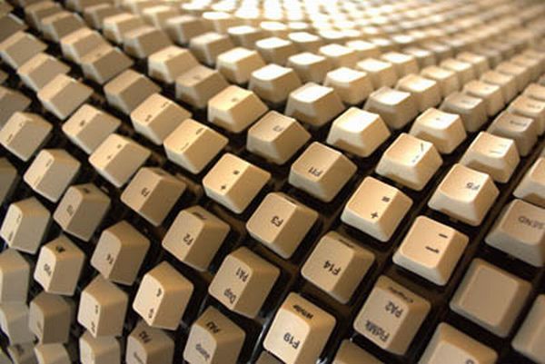 Bench Made of 2000 Keyboard Keys (14 pics)