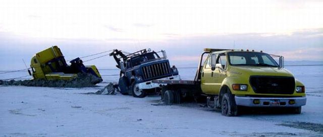 How Many Wreckers Does It Take To Get One Motor Home Unstuck? (8 pics)